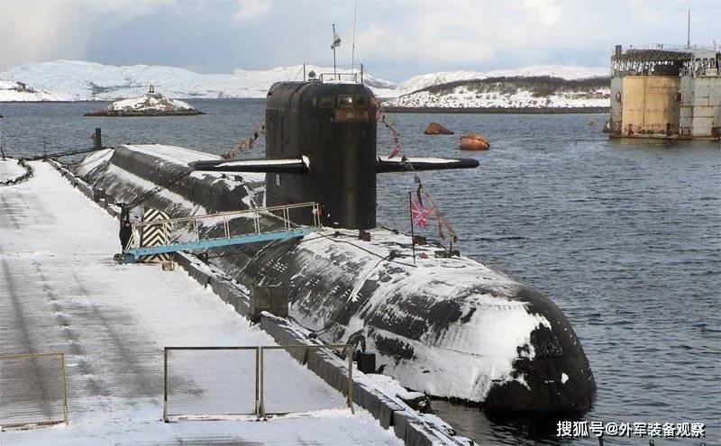 俄罗斯海军历史上首次三艘核潜艇首次同时破冰上浮(组图)