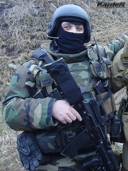 乌克兰国民卫队亚速营正在给子弹抹猪油用于对抗车臣特种部队