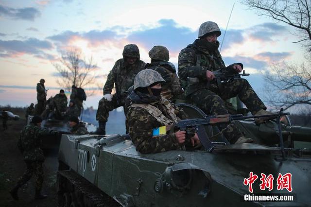 乌克兰两辆装甲车被俄军摧毁或成2022年一场大戏