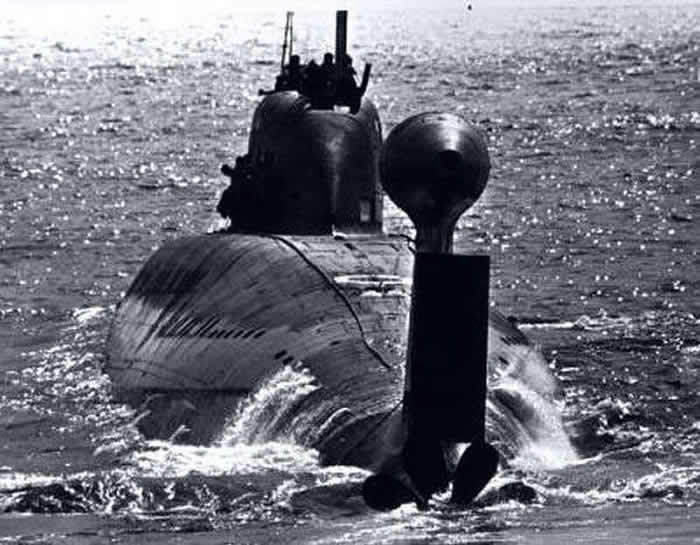二战潜艇最大的优势就是隐蔽性，被发现以后会被深水炸弹炸