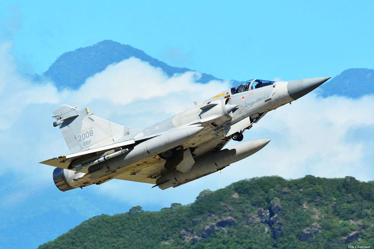 
台媒：4架F-16A战机自花莲基地飞往美国