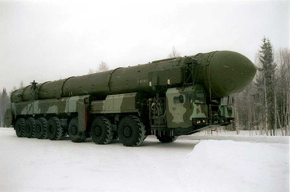 
雪地中前进的俄SS-25机动型弹道导弹(图)