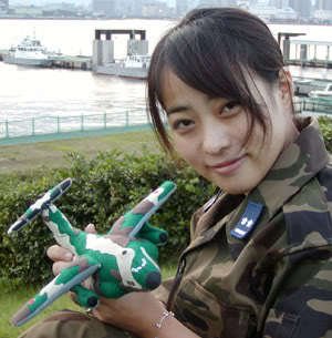 
日本防卫相稻田朋美将解除配备女性自卫官的限制
