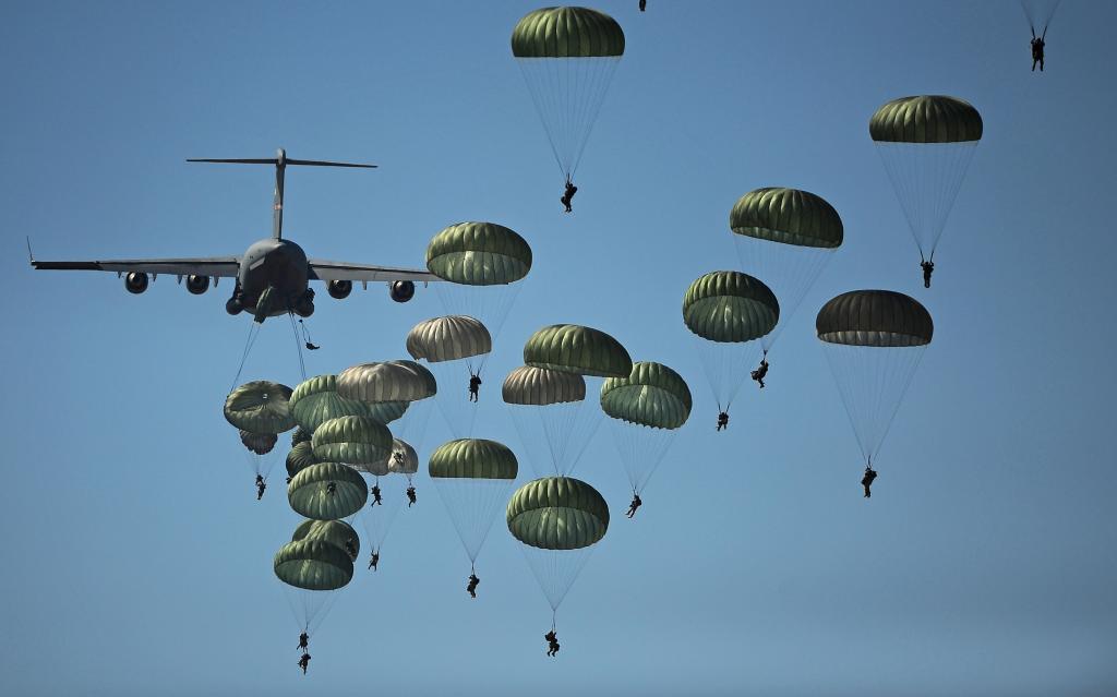 历史上的今天：一号机组跳伞1942年，美军秘密轰炸