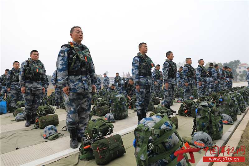 《兄弟连》的人，一定会对里面美国空降兵的战斗力和武器装备感到赞叹