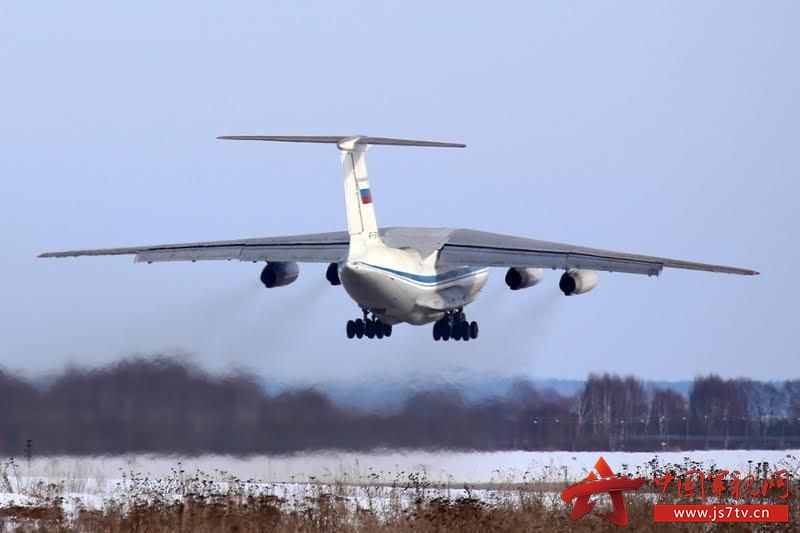 俄军接收首架伊尔-76-90A军用运输机首次亮相