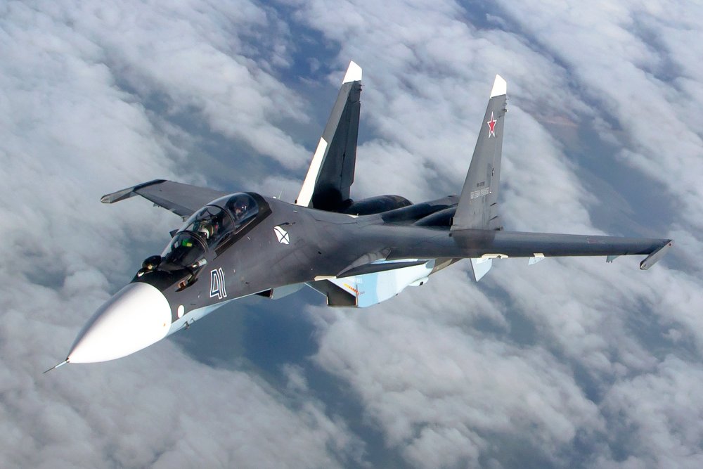 苏联空军为了应对美军的F15战机研发出重型空优战机
