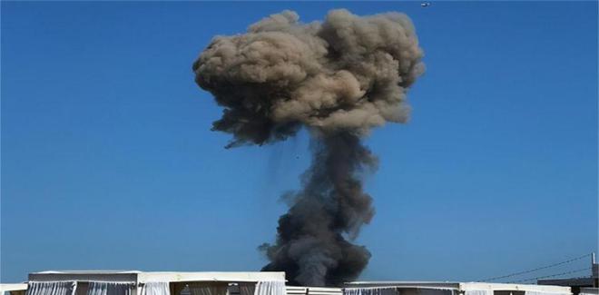 俄克里米亚空军基地爆炸致1死7伤附近居民紧急撤离