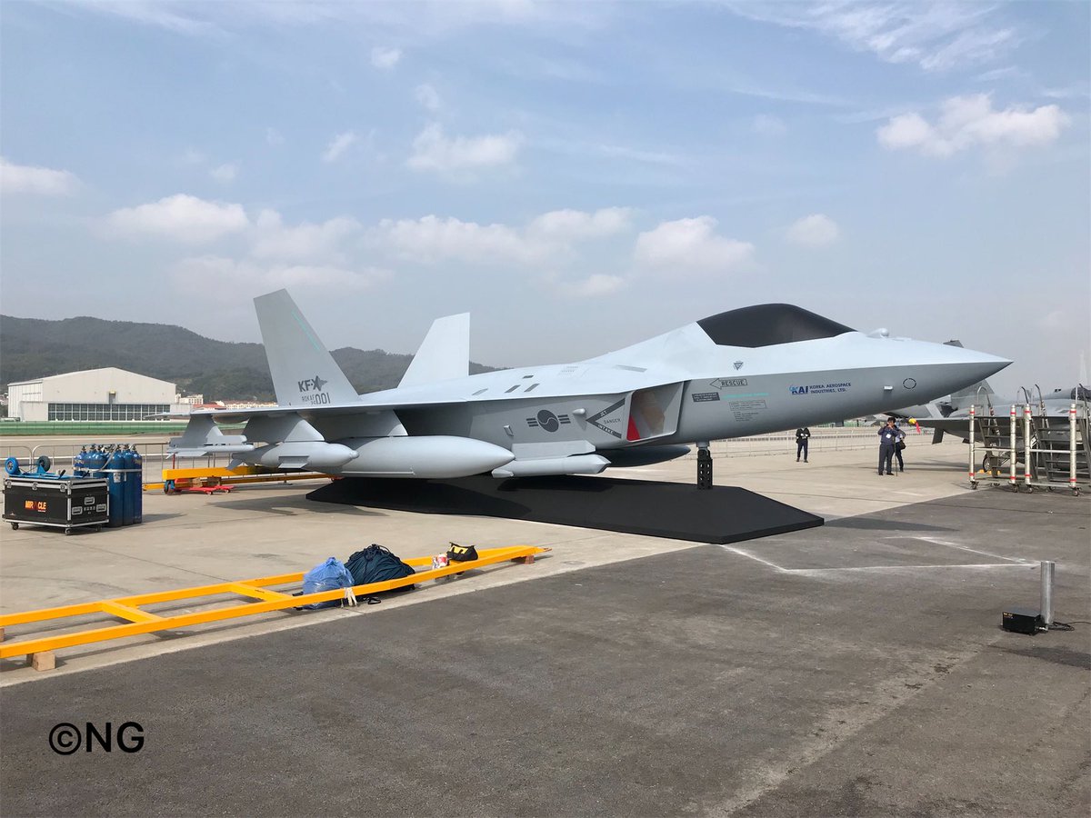 韩国新总统发来终于首飞成功外形酷似美国F22机图