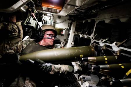 
美国陆军新型号榴弹炮自行榴弹炮飞行65千米射程达两倍多
