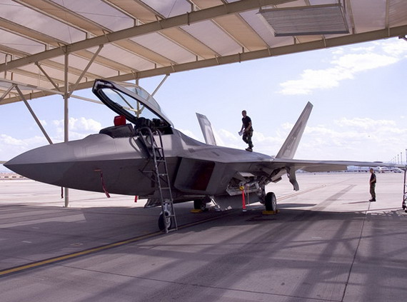 
军报:美军F-22战机美军拥有世界最强军事力量