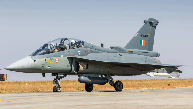 中国除了与巴基斯坦合作出口JF-17战斗机外，自身也将空军现役的歼10战斗机也出口市场