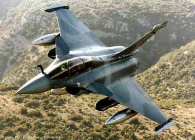 
图为F-22“猛禽”(美国)：欧洲“台风”战斗机