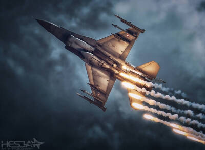 


图为F-22“猛禽”(美国)：欧洲“台风”战斗机
