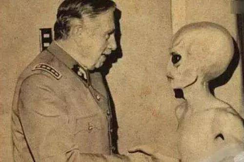 斯诺登称外星人已控制美国_外星寄生虫控制美女_外星人控制美国图片