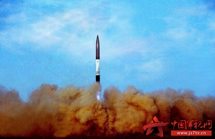 白杨导弹能在行进中发射嘛_导弹按发射方式分类介绍_中国最大的导弹发射车