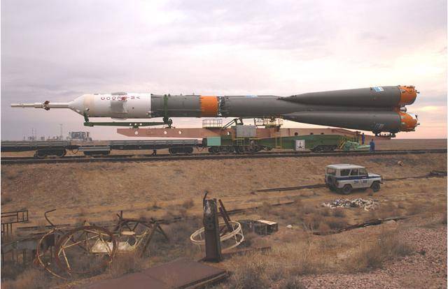 中国最大的导弹发射车_白杨导弹能在行进中发射嘛_导弹按发射方式分类介绍