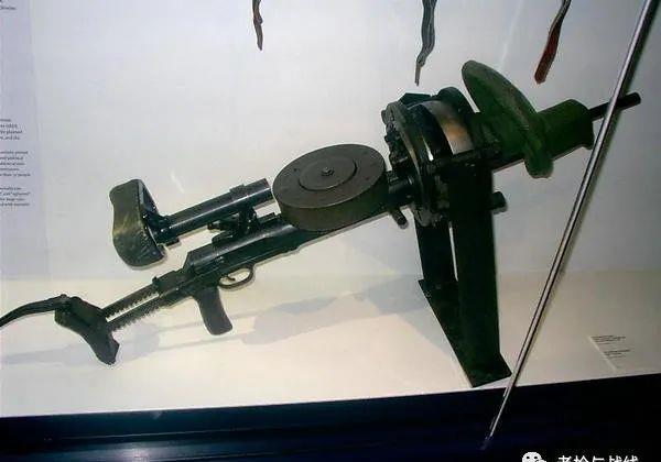 中国测试新型机枪_解放军测试下一代机枪_国产新型三管机枪