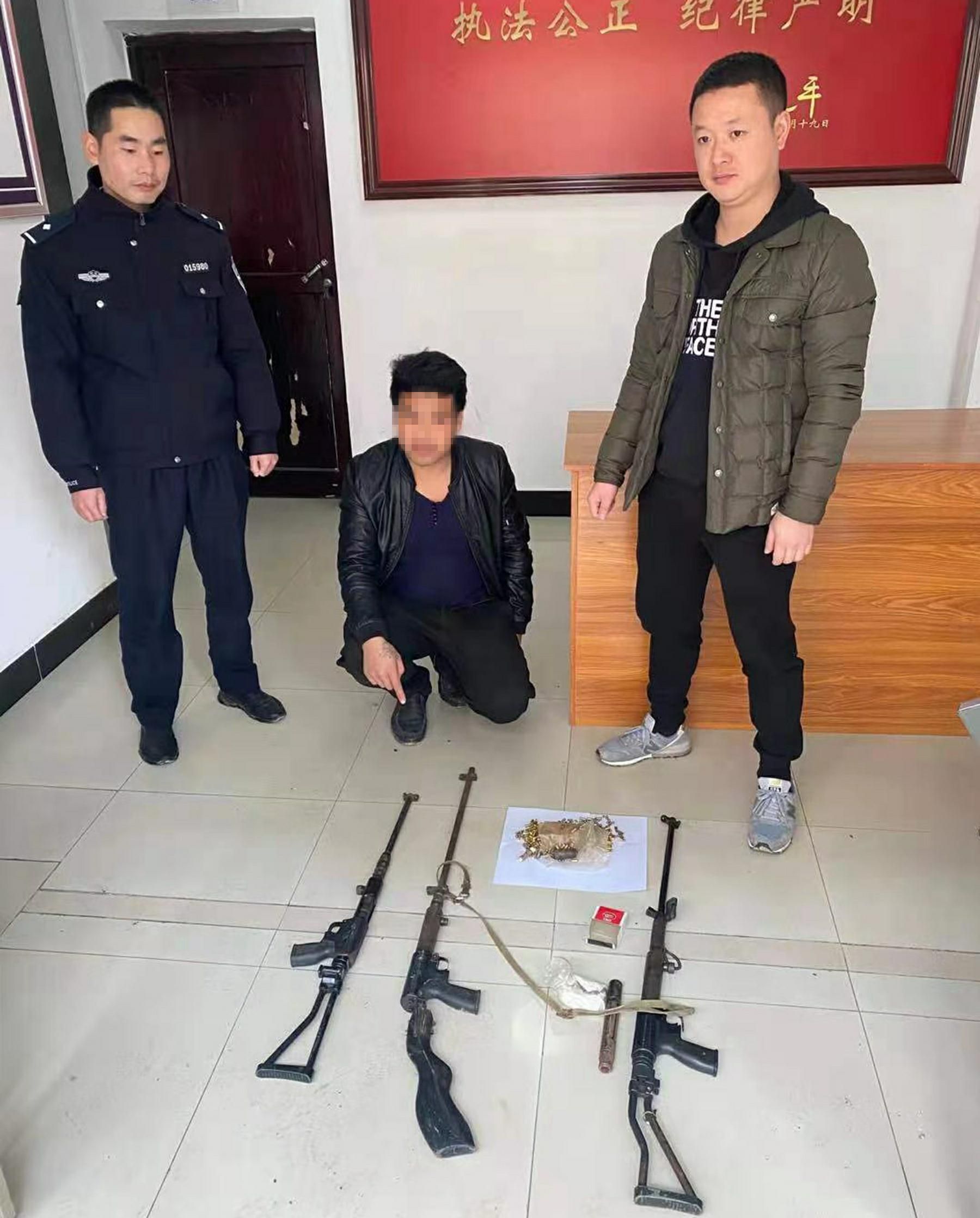 
广西贵港市捣毁一个非法制枪窝点抓获8名犯罪嫌疑人