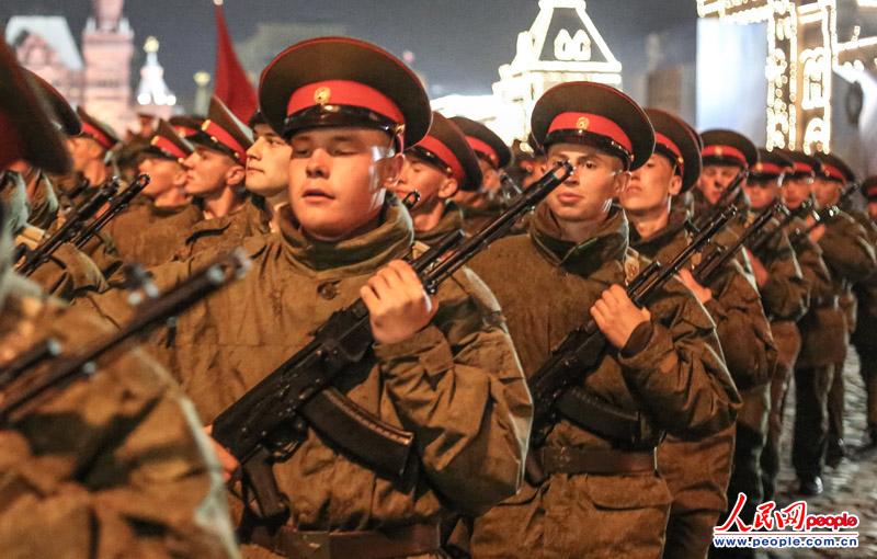 俄罗斯一年一度阅兵仪式：一道亮丽的风景线阅兵令世界震惊
