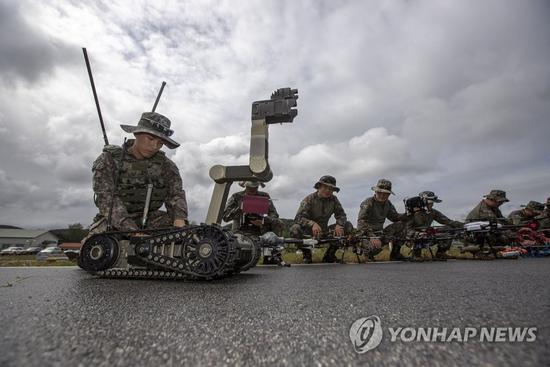 中国解放军机器人士兵_加拿大士兵解放荷兰_朝鲜士兵中国士兵
