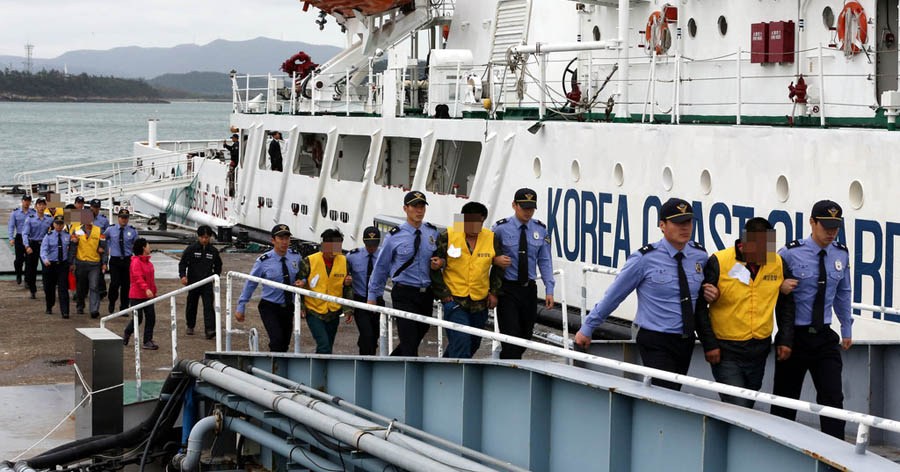 韩海警被打脸 中国渔民或因所投震爆弹窒息而死_中国海警打越南渔民_菲律宾海警抓扣11名中国渔民 称将提起诉讼