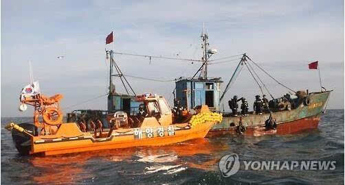 韩海警被打脸 中国渔民或因所投震爆弹窒息而死_菲律宾海警抓扣11名中国渔民 称将提起诉讼_中国海警打越南渔民