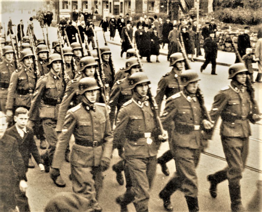 
纳粹党卫军第15掷弹兵师阅兵万余平民死于非命(图)