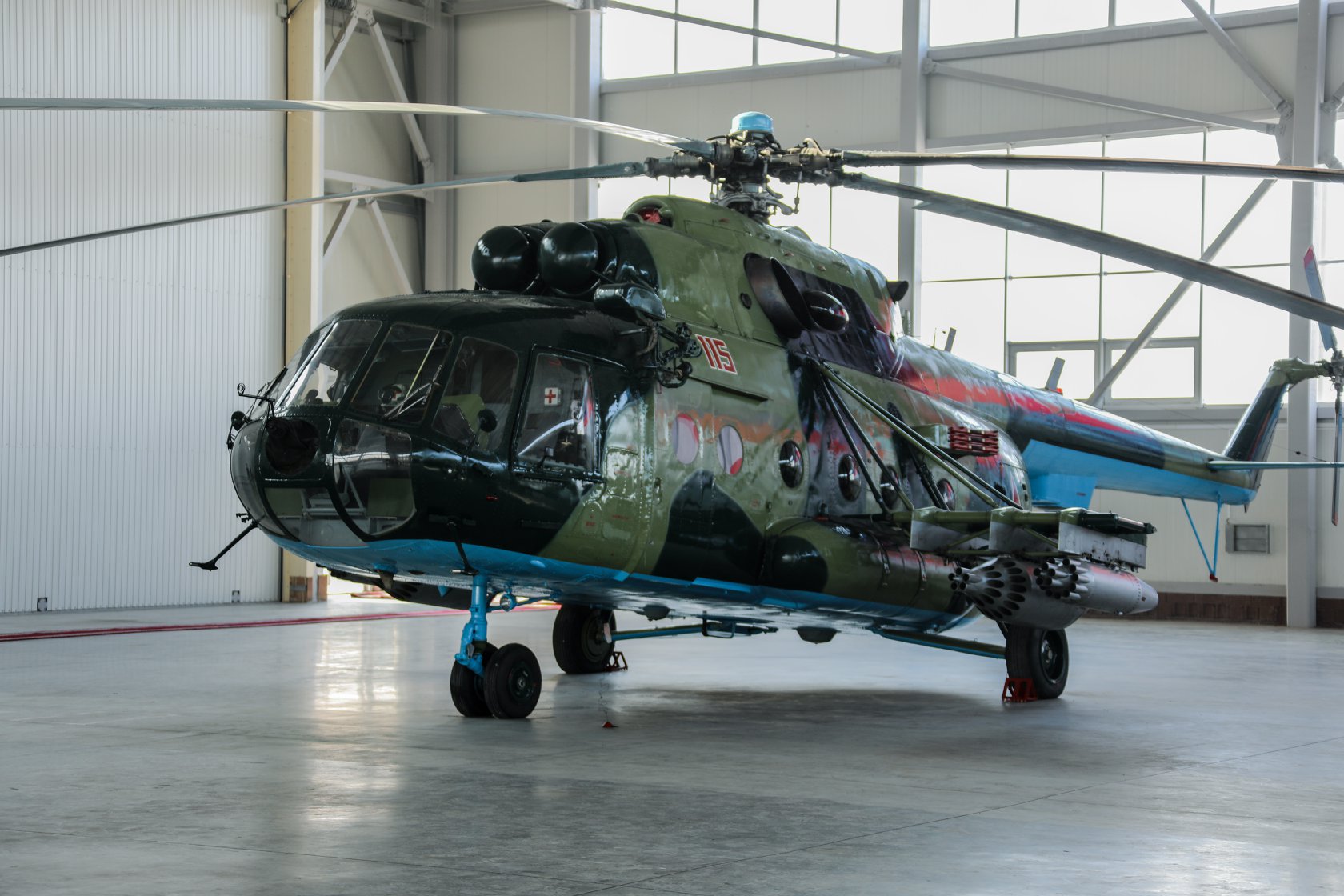 俄罗斯在打击车臣非法武装的战斗中,动用“米”-24武装直升机
