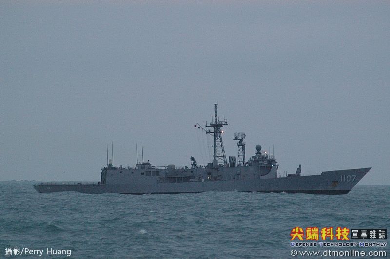 美国军舰首次通过台湾海峡[1]:航标导致搁浅只能用拖船拖回去