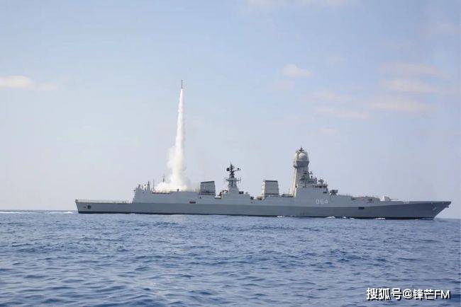 红箭10导弹轮式发射车_中国最大的导弹发射车_导弹车发射视频