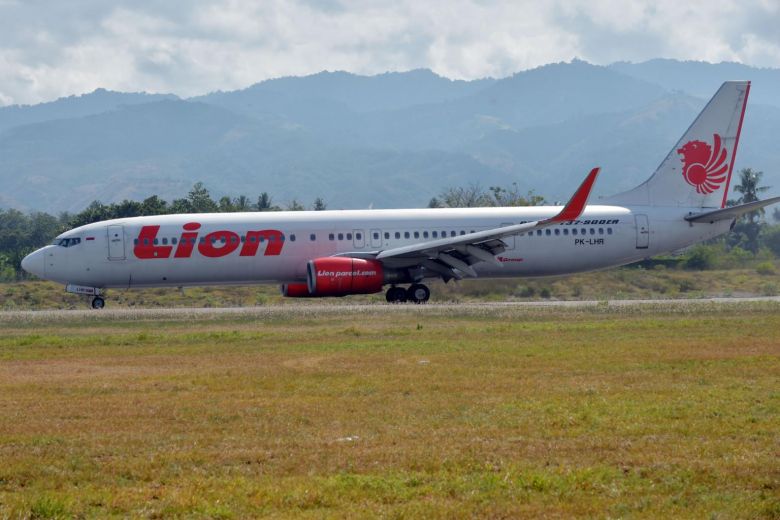 印尼一架小型飞机与地面失去联系_飞机为什么会失去速_印尼载有10人飞机失联