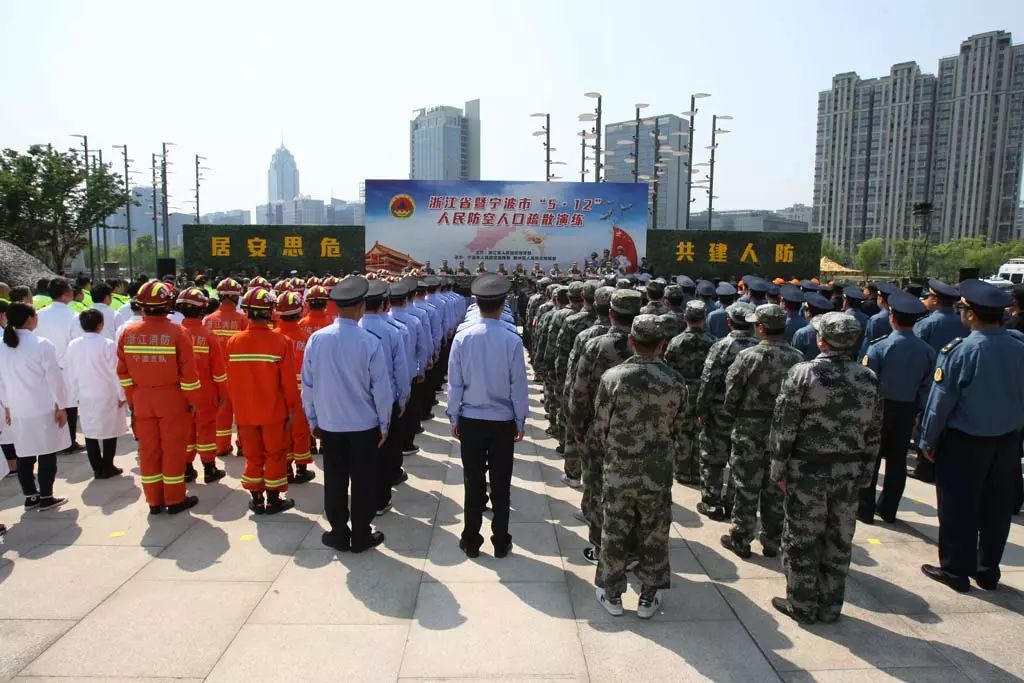 防空袭演练学校小学_幼儿园防踩踏演练图片_防空袭演练图片标准