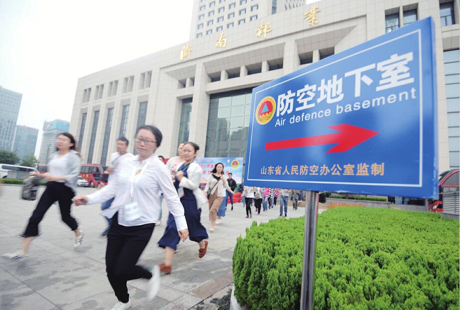 防空袭演练图片标准_防地震演练手抄报图片_小学防踩踏演练图片