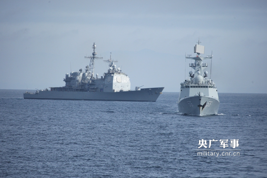 中国海军北海舰队导弹护卫舰盐城舰官兵甲板分区列队(图)