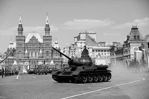 抗战胜利70周年祭奠苏联红军烈士活动中俄双方抗战老战士动情相拥