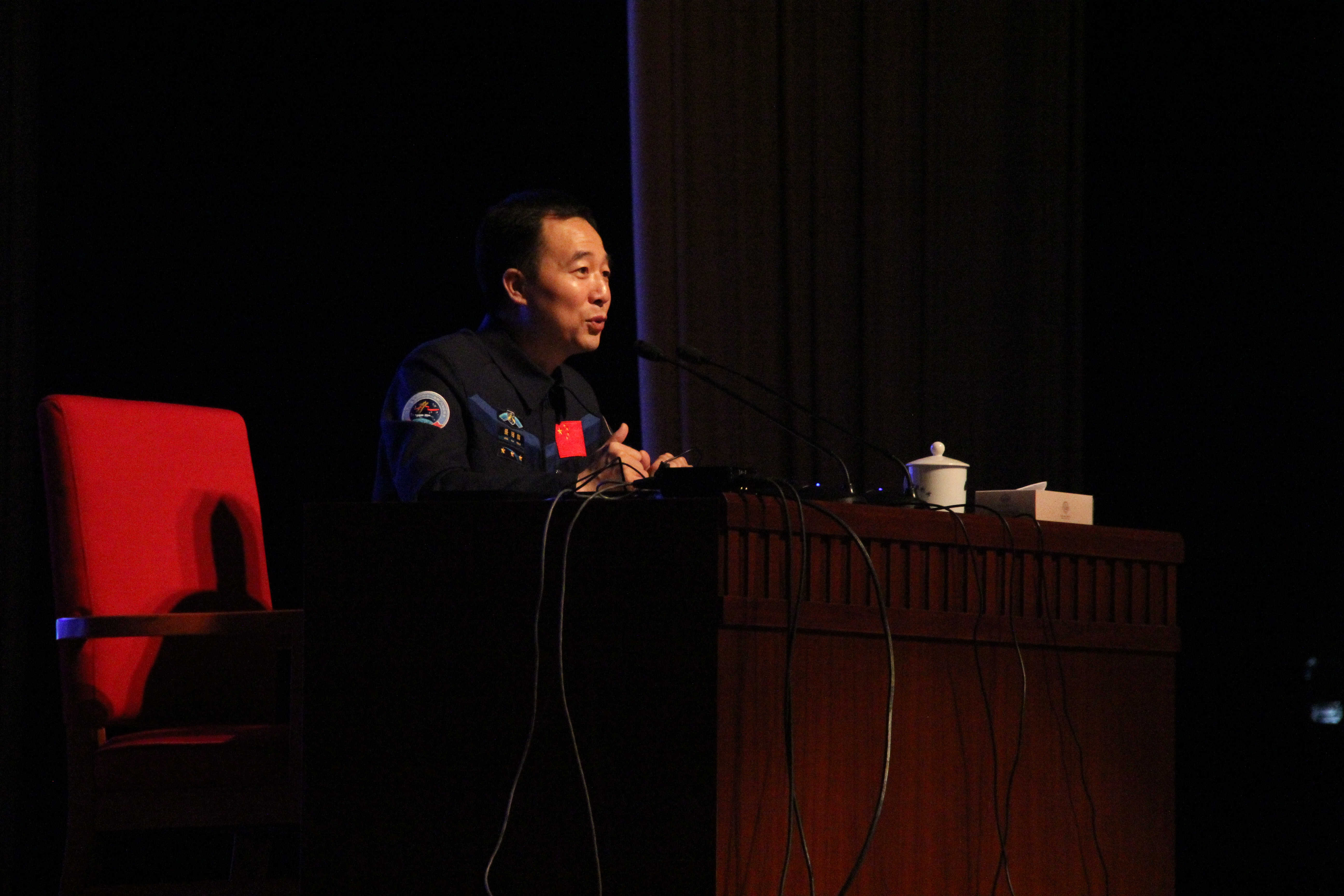 人是太空人的实验品 pdf_中国第一个飞向外太空的人是_飞向宇宙太空游侠