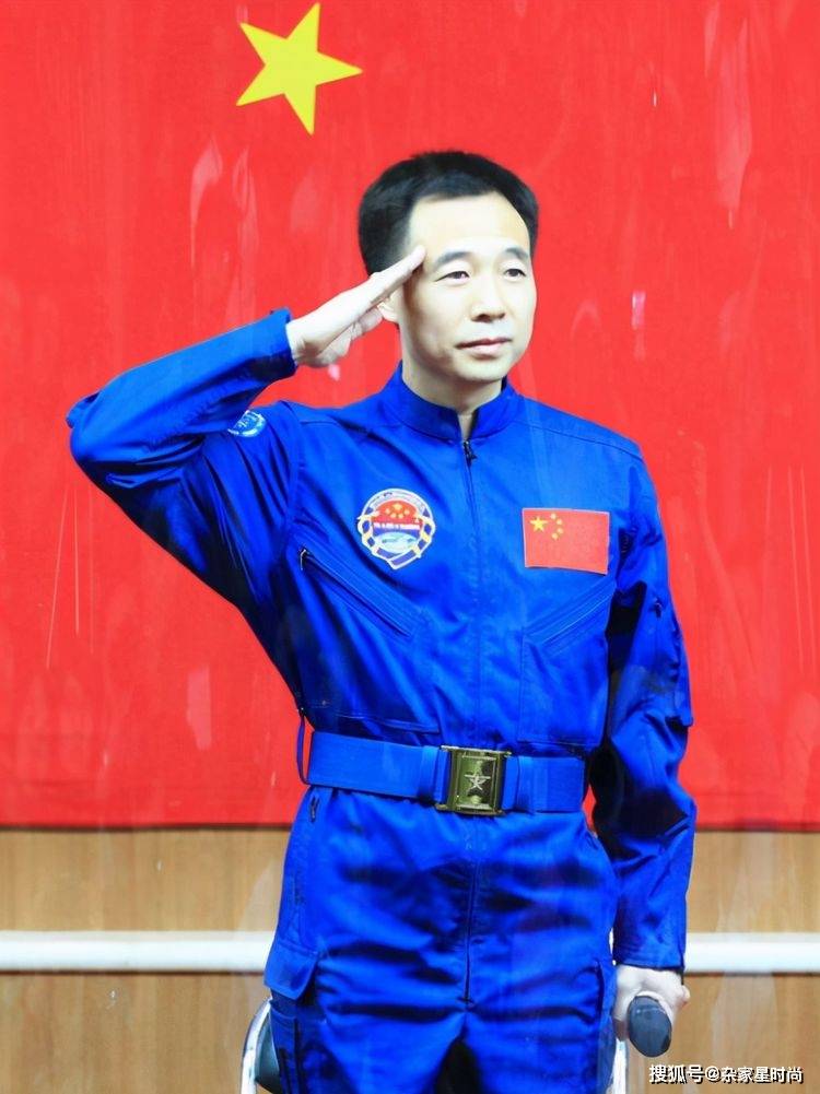 飞向宇宙太空游侠_人是太空人的实验品 pdf_中国第一个飞向外太空的人是