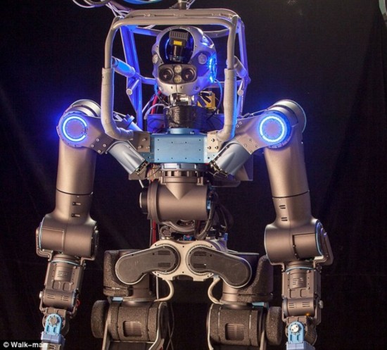 全球首次大型人形机器人在迪拜世博会中国馆亮相