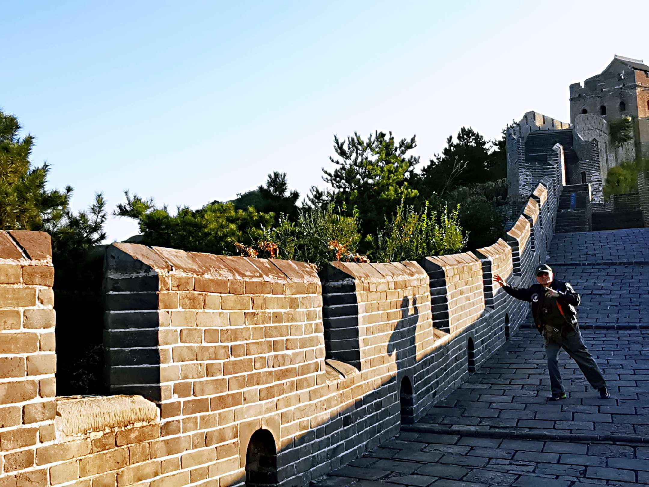 长城修筑的历史可上溯到西周时期，但它依然屹立于在中国